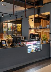 a fast food restaurant with a counter with a food counter at Comfort Hotel Xpress Youngstorget in Oslo