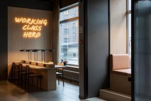 a restaurant with a table and a sign that says working class her at Comfort Hotel Xpress Youngstorget in Oslo