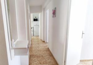 Zdjęcie z galerii obiektu Beautiful flat with sea view and sound of the surf w mieście Santa Pola