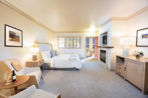 1 dormitorio con 1 cama y TV en Harvest Inn, en St. Helena