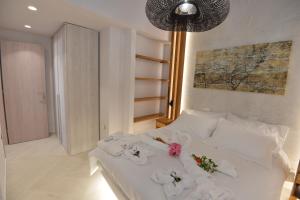 Kalavárda的住宿－Kameiros Treasure Villa，卧室配有白色床和毛巾
