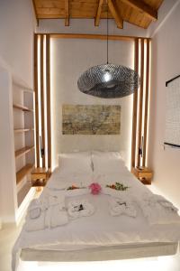 เตียงในห้องที่ Kameiros Treasure Villa
