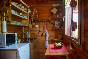 una cocina con una mesa con un bol de fruta. en My dream house, en Vrhovci