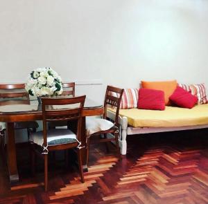 a living room with a couch and a table with chairs at Departamento Boutique en Nueva Córdoba in Cordoba