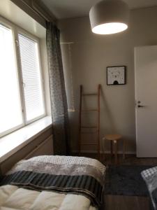 1 dormitorio con cama, ventana y escalera en Jokihelmi-apartment, en Kannus 21 fotos más