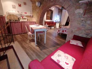 Agriturismo La Poderina的厨房或小厨房