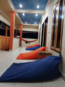 Zimmer mit 2 Betten und einer Hängematte. in der Unterkunft Blue Shark Divers Bunaken in Bunaken