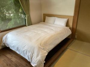 大石的住宿－Koya TRIBE - Vacation STAY 83052v，窗户客房内的一张大床