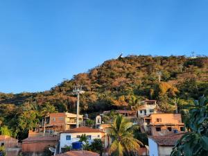 a town on a hill with houses and palm trees at Casa DeTe Caldas-Barbalha in Barbalha