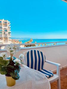 una silla y una mesa con vistas al océano en Apartamento, Sol y Playas, en Benalmádena