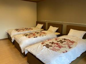 a room with two beds in a room at Koya TRIBE - Vacation STAY 83403v in Oishi