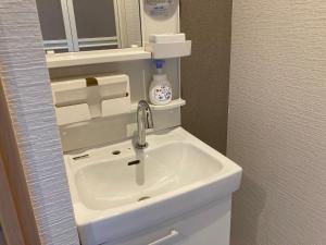 y baño con lavabo blanco y espejo. en Koya TRIBE - Vacation STAY 83403v, en Oishi