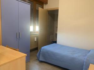 una camera con letto e porta scorrevole in vetro di Hotel Marchina a Brescia