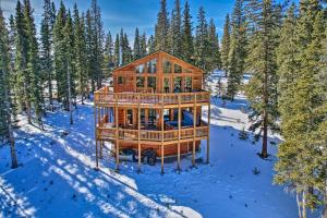 une vue de tête sur une cabane dans les arbres dans la neige dans l'établissement Cabin Hot Tub with Mtn Views, 23 Miles to Breck!, à Fairplay