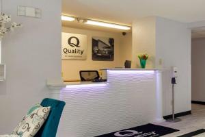 un ufficio con una reception con bancone di Quality Inn a Lee