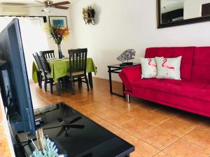 - un salon avec un canapé rouge et une table dans l'établissement Valle Dorado 9, à Coco