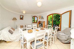 een eetkamer met een witte tafel en stoelen bij Sleep 8 Flat Near Cannes And Grasse French Riviera in Le Bar-sur-Loup
