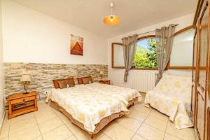 een slaapkamer met 2 bedden en een raam bij Sleep 8 Flat Near Cannes And Grasse French Riviera in Le Bar-sur-Loup