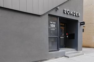 un coin d'un bâtiment avec l'entrée d'un magasin dans l'établissement Sonder The Elm, à Toronto
