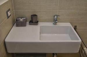 lavabo blanco en un baño pequeño con encimera en Il Vicolo B&B, en Milazzo