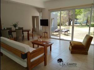 Gallery image of El Campo Departamentos in Merlo