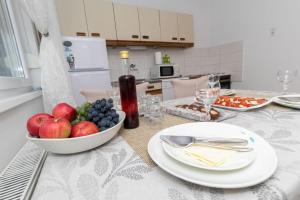 Kuchyň nebo kuchyňský kout v ubytování Apartman Gomirje