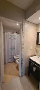 a bathroom with a shower and a toilet and a sink at Departamento 1 dormitorio en complejo con amenities - Córdoba Ciudad in Cordoba +13 photos