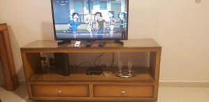 a flat screen tv sitting on top of a dresser at Departamento 1 dormitorio en complejo con amenities - Córdoba Ciudad in Cordoba