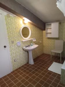 ein Bad mit einem Waschbecken und einem Spiegel in der Unterkunft AFFITTACAMERE VILLA SOFIA accanto Ospedale con ampio giardino in Fano