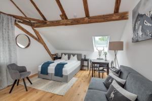 1 dormitorio con 1 cama, mesa y sillas en Innsbruck City Chalet, en Innsbruck