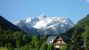 a house in front of a snow covered mountain at Arties Centro 2 habitaciones, exclusivo familias in Arties