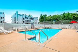 The swimming pool at or close to LightHouse Cove #208