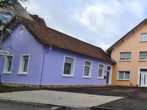 una casa azul con techo marrón en Appartement Lavendel, Ferienwohnung mit eigenem Eingang wie ein kleines Haus, en Bad Salzuflen