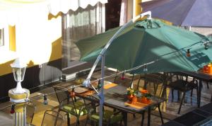 Reštaurácia alebo iné gastronomické zariadenie v ubytovaní Alt Baden Apartement