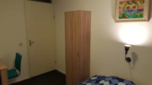 Un pat sau paturi într-o cameră la Quiet spacious room