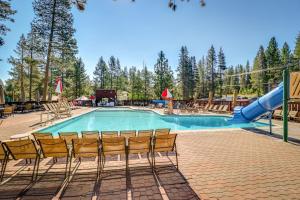 uma piscina com cadeiras e um escorrega em Truckee Mountain Retreat em Truckee