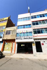 un panneau Santa rosa devant un bâtiment dans l'établissement Hotel Santa Rosa, à Chiclayo