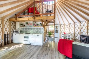 Eldhús eða eldhúskrókur á Yourtes Glamping du Poisson Blanc