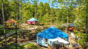 Garður fyrir utan Yourtes Glamping du Poisson Blanc