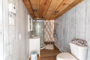 Baðherbergi á Yourtes Glamping du Poisson Blanc
