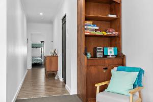 un pasillo con una silla y un estante para libros en Kokomo - Silver Sands - C21 SouthCoast Holidays, en Aldinga Beach