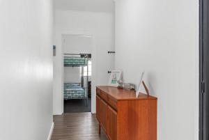 Habitación con tocador de madera y espejo. en Kokomo - Silver Sands - C21 SouthCoast Holidays, en Aldinga Beach 18 fotos más