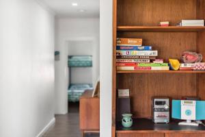 Una estantería llena de libros en una habitación. en Kokomo - Silver Sands - C21 SouthCoast Holidays, en Aldinga Beach