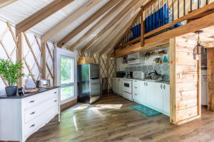 Eldhús eða eldhúskrókur á Yourtes Glamping du Poisson Blanc
