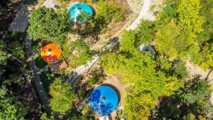 Sundlaugin á Yourtes Glamping du Poisson Blanc eða í nágrenninu
