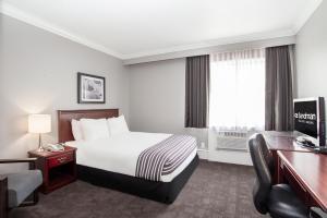 Кровать или кровати в номере Sandman Inn Kamloops