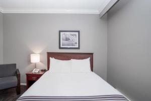 Ένα ή περισσότερα κρεβάτια σε δωμάτιο στο Sandman Inn Kamloops