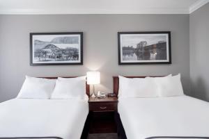 Ένα ή περισσότερα κρεβάτια σε δωμάτιο στο Sandman Inn Kamloops