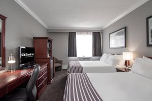 Ένα ή περισσότερα κρεβάτια σε δωμάτιο στο Sandman Inn Kamloops