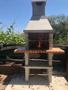 un four en briques avec une cheminée à l'intérieur dans l'établissement O Prado do Forno, à O Barco de Valdeorras